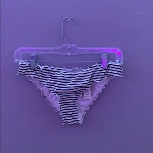 black and white ruffled bikini bottoms